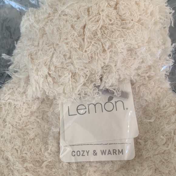 Lemon brand cream colored soft winter cap. NWT - Picture 2 of 3